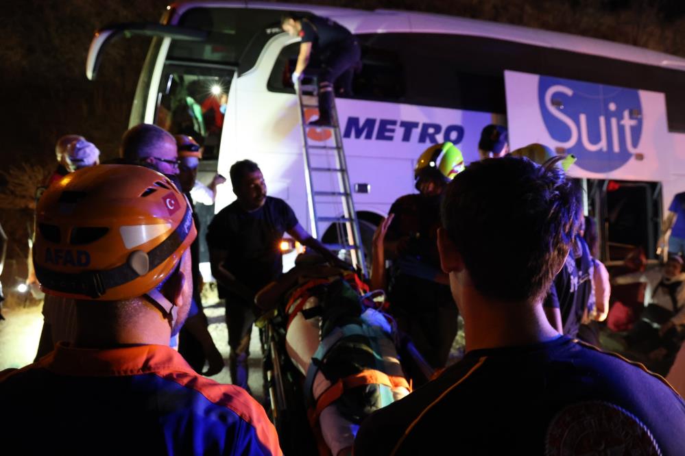 Aydın'da kontrolden çıkan Mercedes marka yolcu otobüsü yan yattı: 1 ölü, 10 yaralı