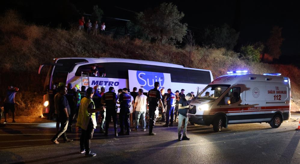 Aydın'da kontrolden çıkan Mercedes marka yolcu otobüsü yan yattı: 1 ölü, 10 yaralı