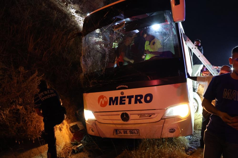 Aydın'da kontrolden çıkan Mercedes marka yolcu otobüsü yan yattı: 1 ölü, 10 yaralı