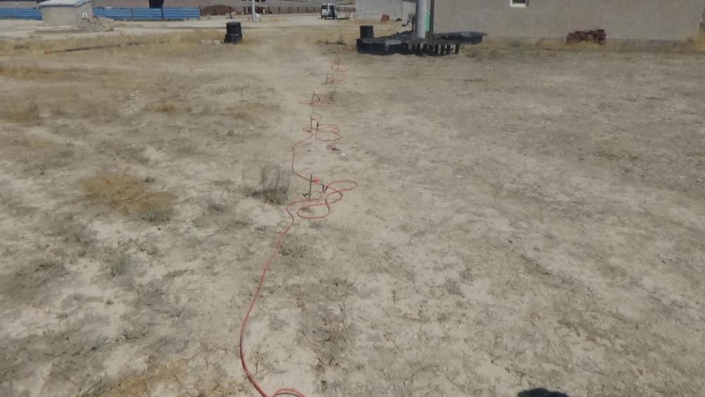 Evlerin yakınına kadar gelen obruklar tedirgin ediyor