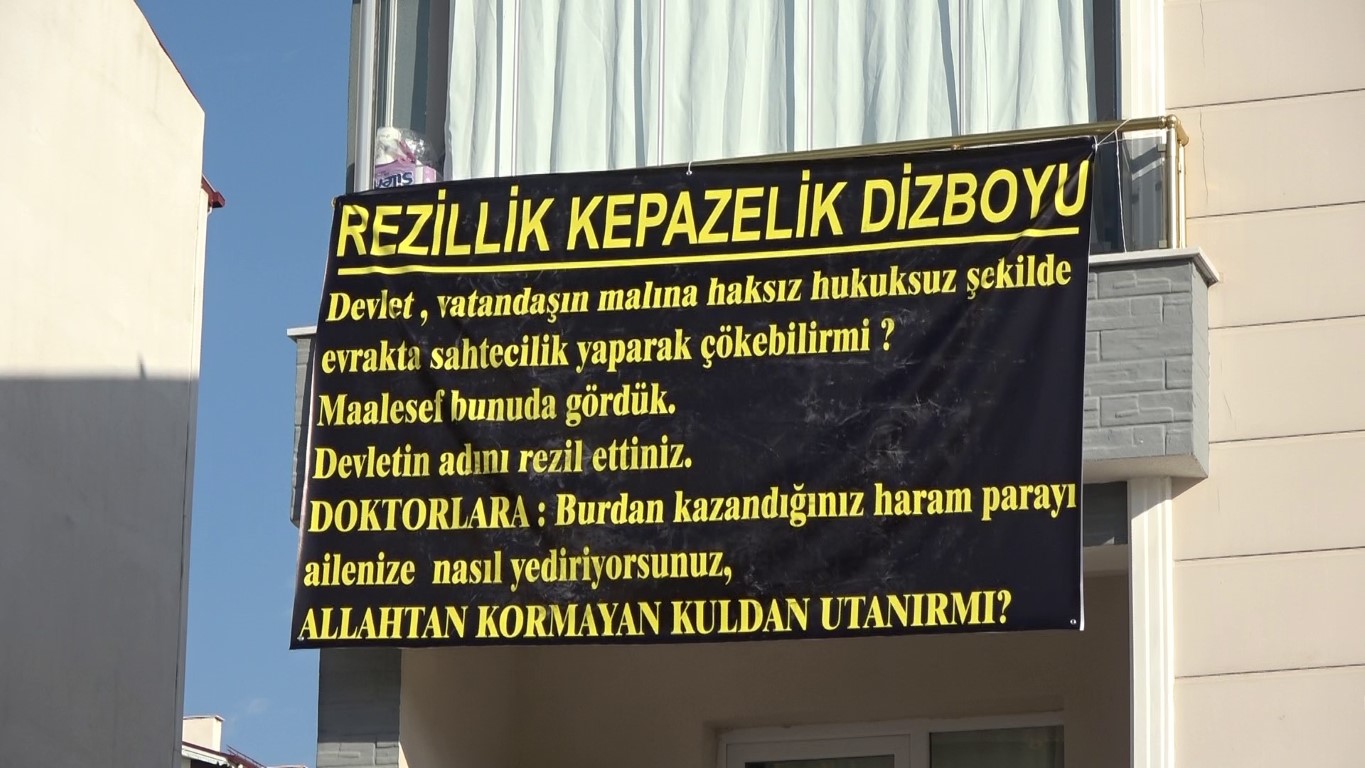 Canına tak etti, astığı pankartlarla isyan etti