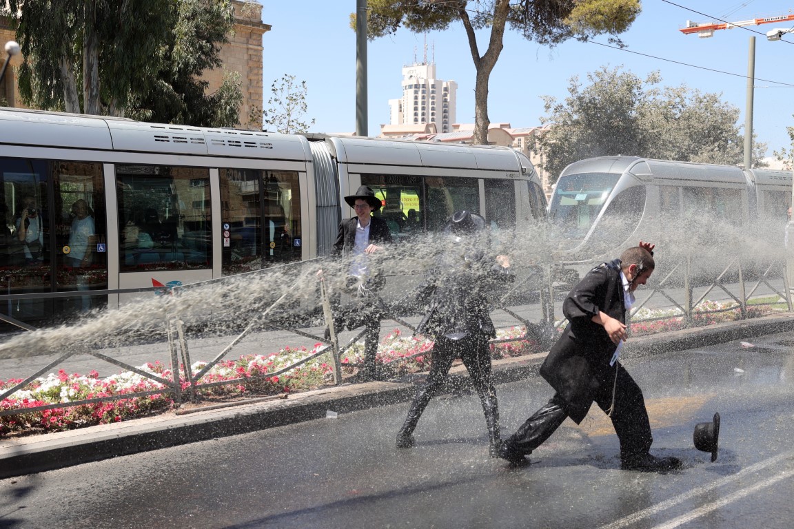 Batı Kudüs'te Haredilerin zorunlu askerlik protestosuna sert müdahale