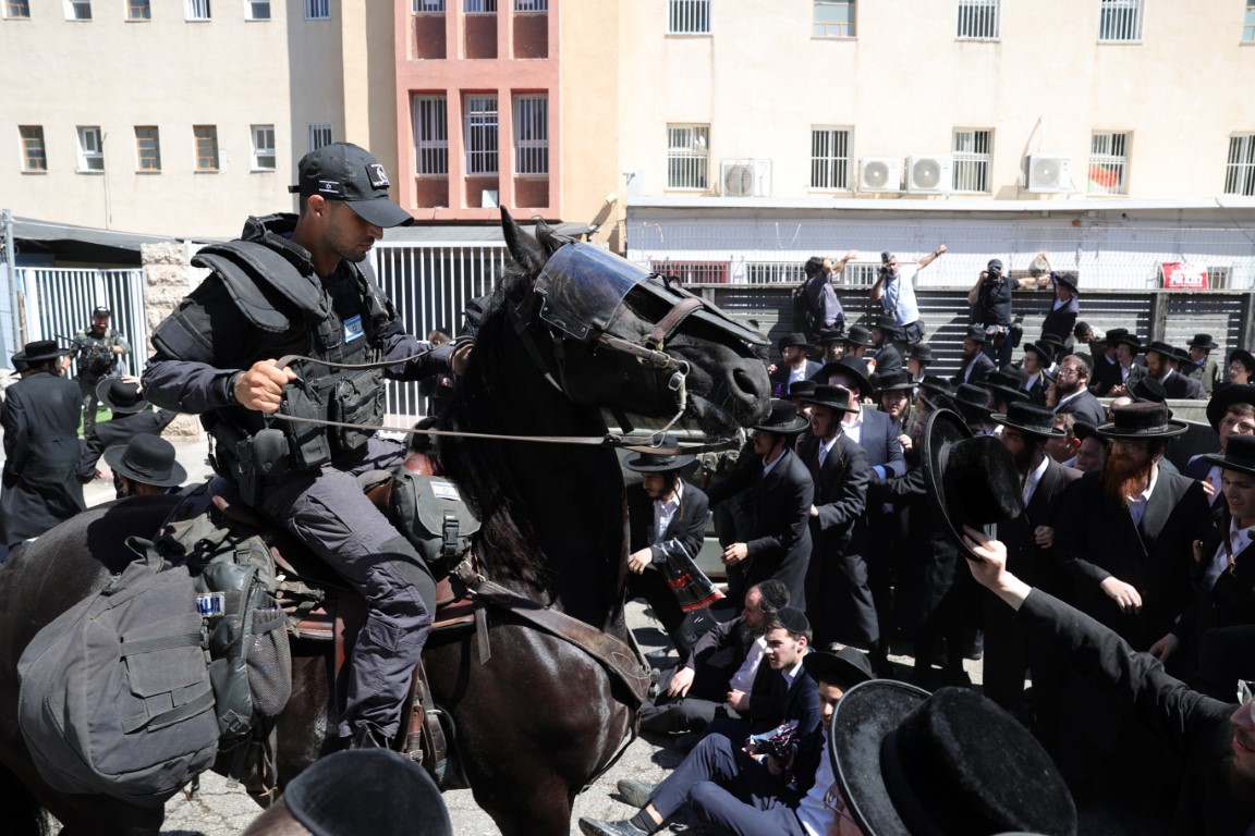 Batı Kudüs'te Haredilerin zorunlu askerlik protestosuna sert müdahale