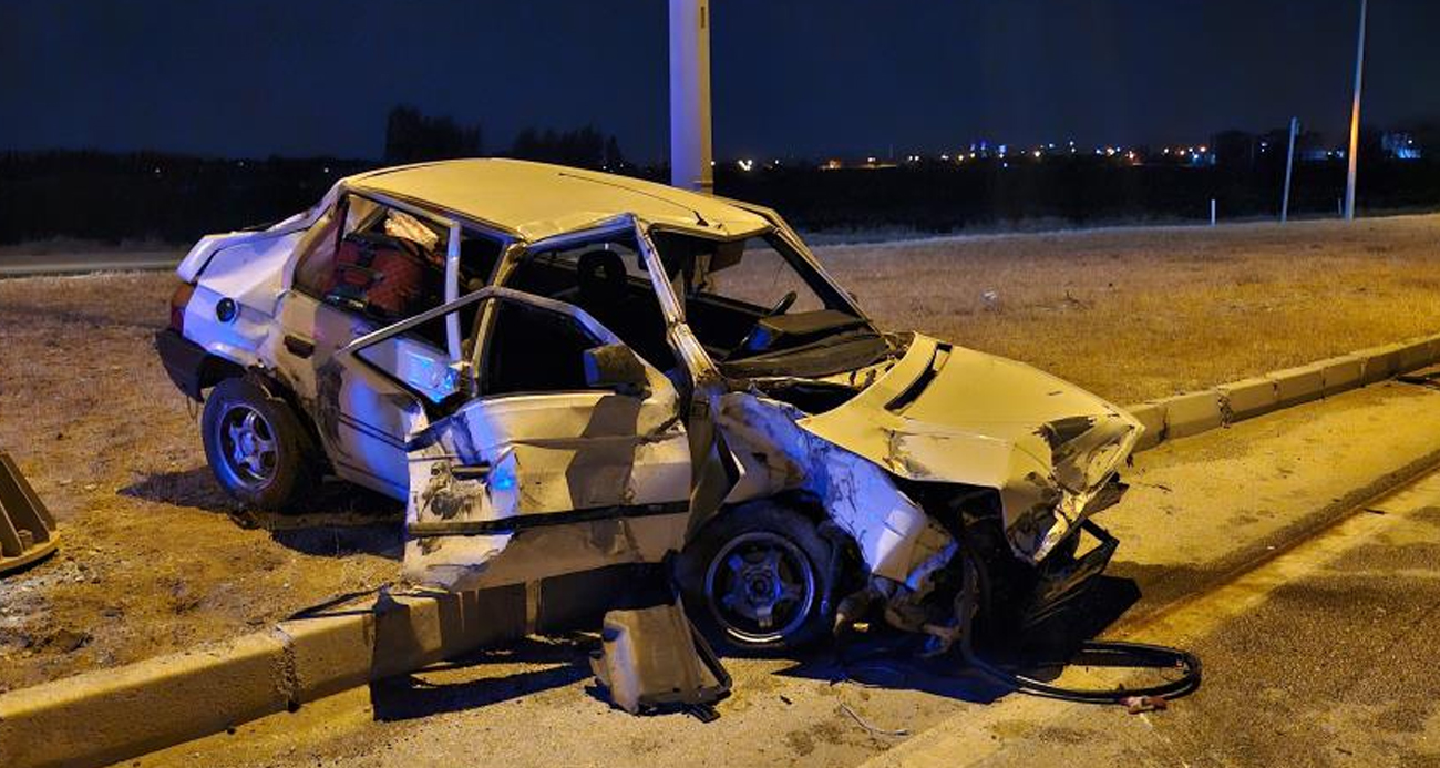 Otomobil ile kamyon çarpıştı: 2 ölü