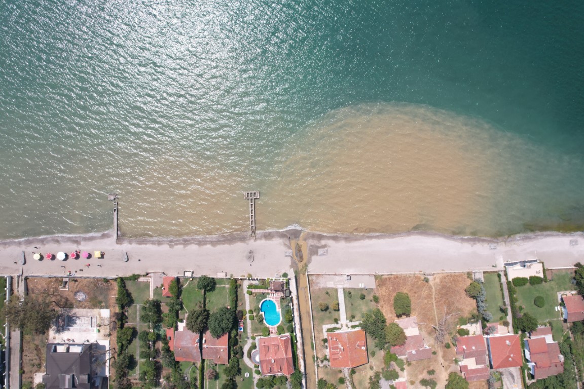 Büyükçekmece Kumburgaz’da denizin rengi değişti
