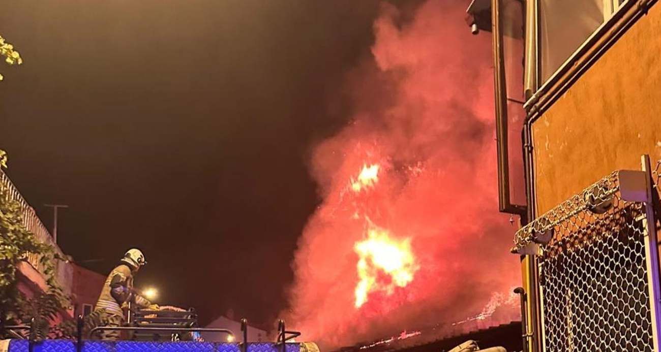 Uşak’taki yangında 2 iş yeri ve 1 ev zarar gördü