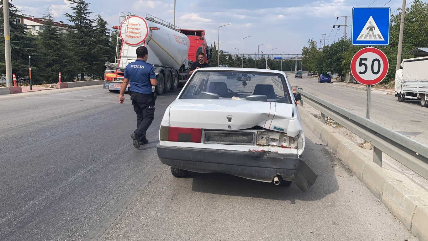 Freni patlayan Tofaş otomobil bariyerlere ve ardından bir araca çarptı: 1 yaralı
