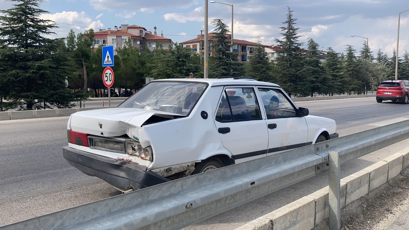 Freni patlayan Tofaş otomobil bariyerlere ve ardından bir araca çarptı: 1 yaralı
