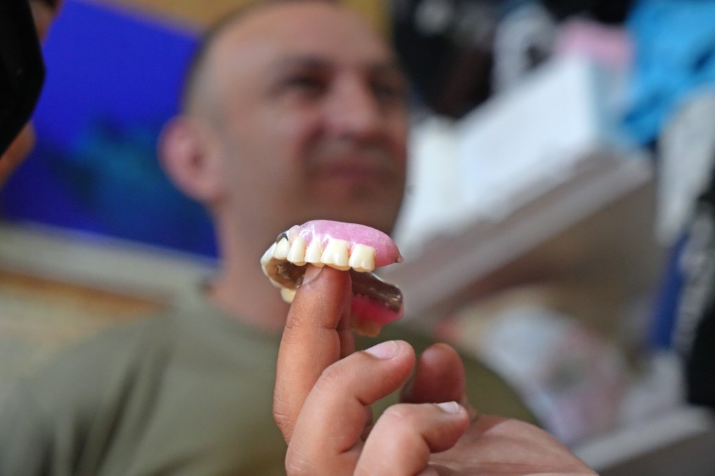 Denize takma dişini düşüren soluğu onun yanında alıyor