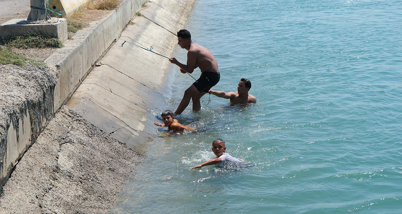 Adana’da gençler kanal kenarlarına bağladıkları iple hayata tutunuyorlar