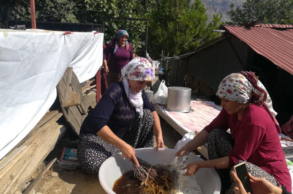 Kadınların zorlu pestil yapımı imece usulü ile eğlenceli hale geliyor