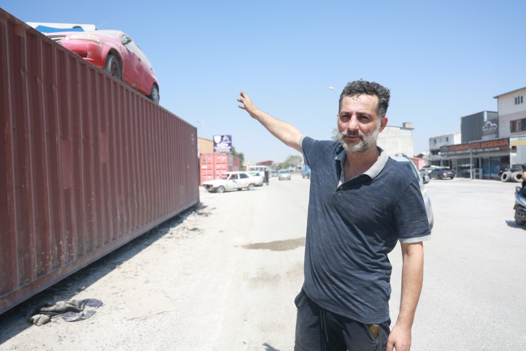 Hırsızların motorunu çaldıkları hatıra aracı kendi de çalınmasın diye konteynerin üzerine koydular