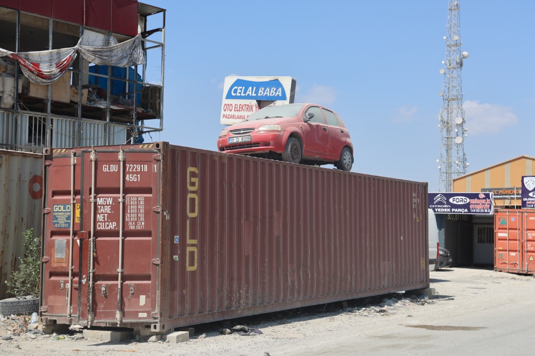 Hırsızların motorunu çaldıkları hatıra aracı kendi de çalınmasın diye konteynerin üzerine koydular