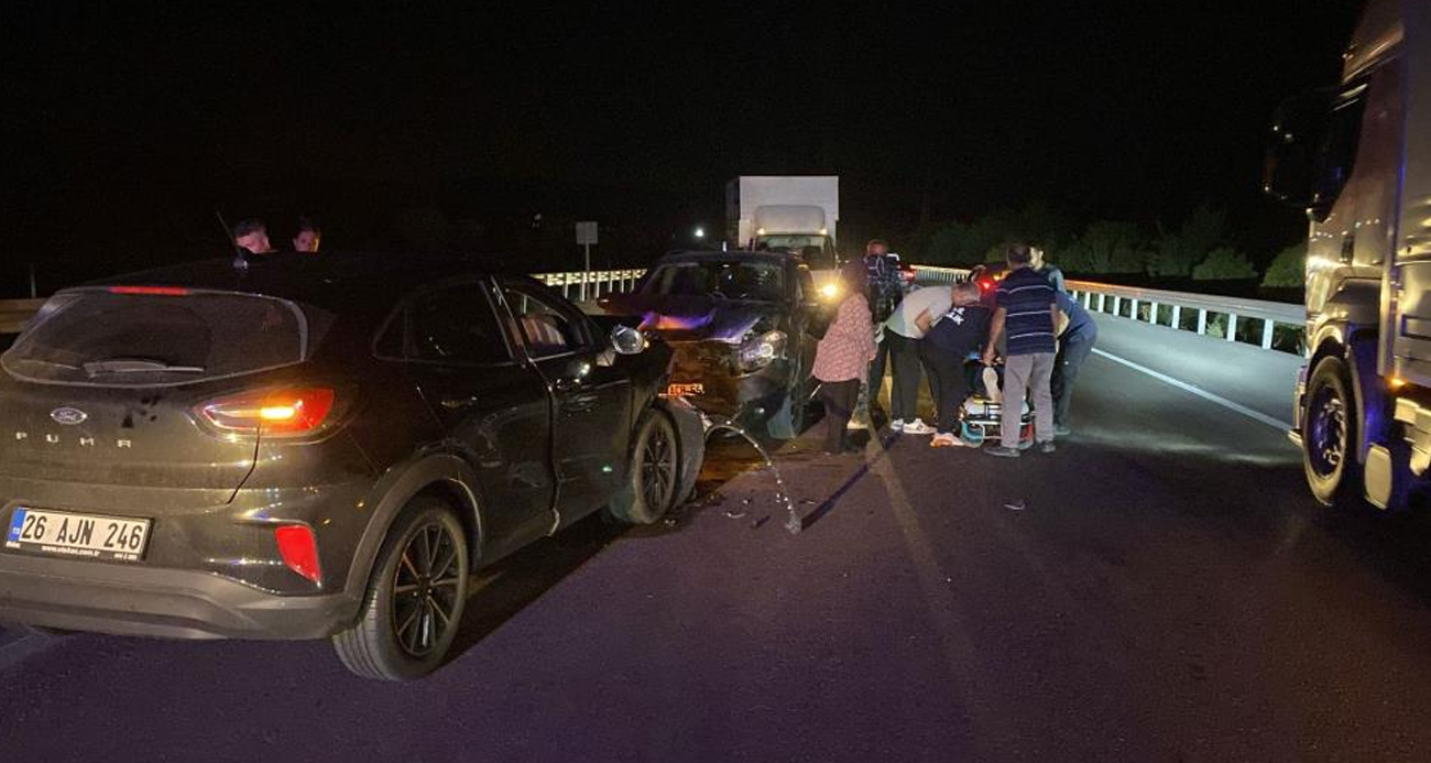 Burdur-Antalya Karayolu’nda 2 otomobil kafa kafaya çarpıştı: 6 yaralı