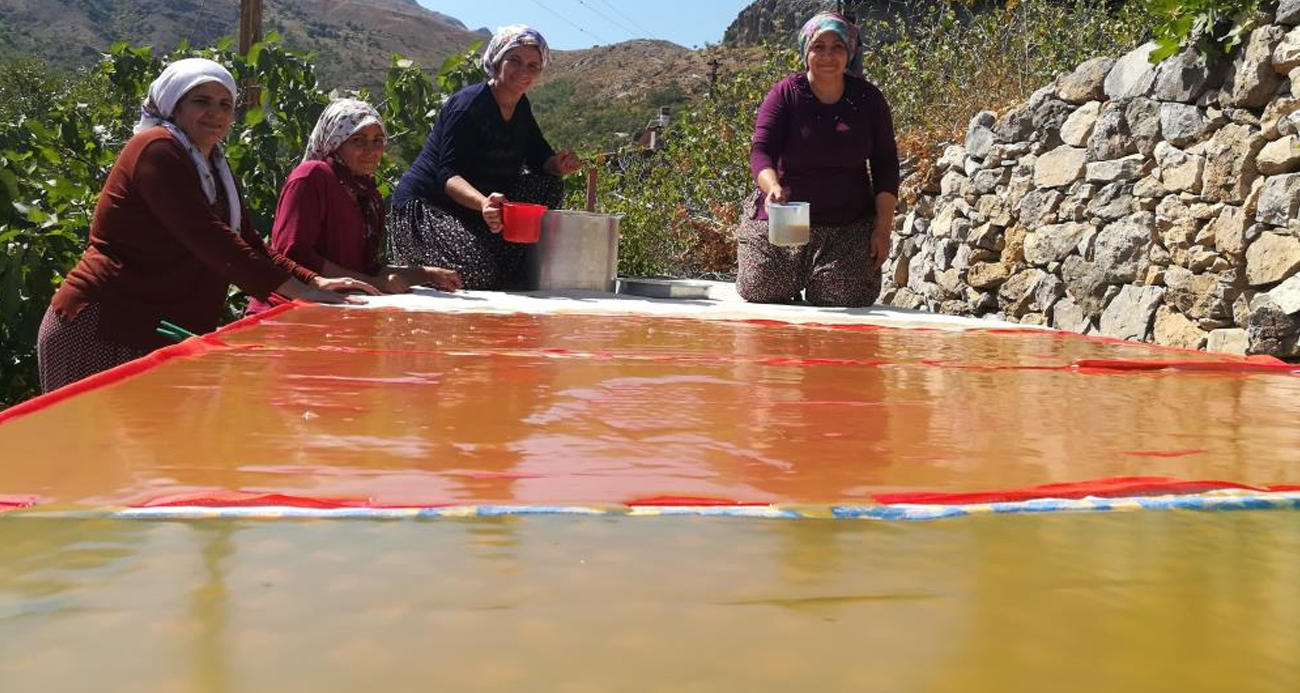 Kadınların zorlu pestil yapımı imece usulü ile eğlenceli hale geliyor