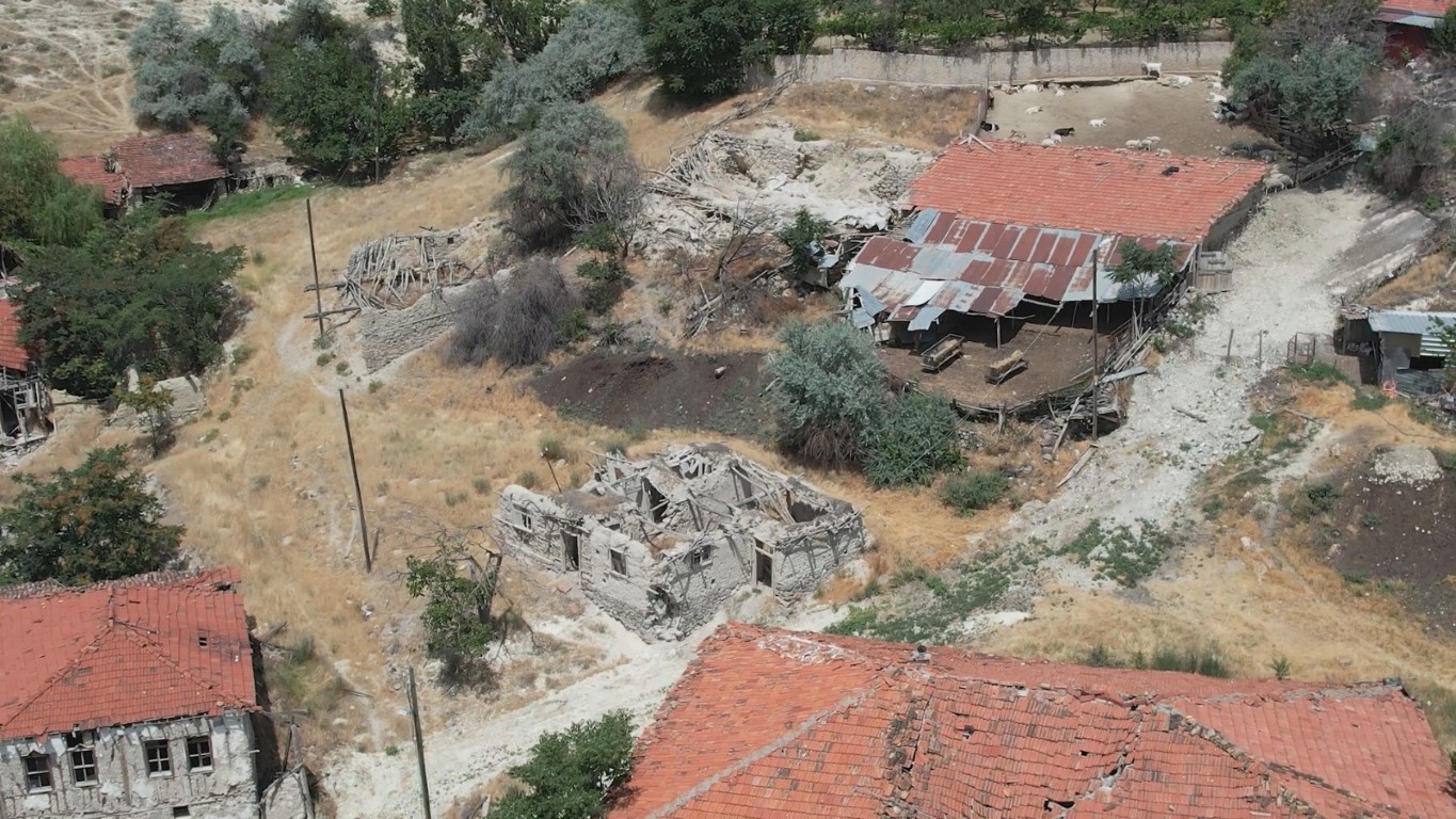 Video çekmek için gittikleri ‘cinli köy’de ceset buldular