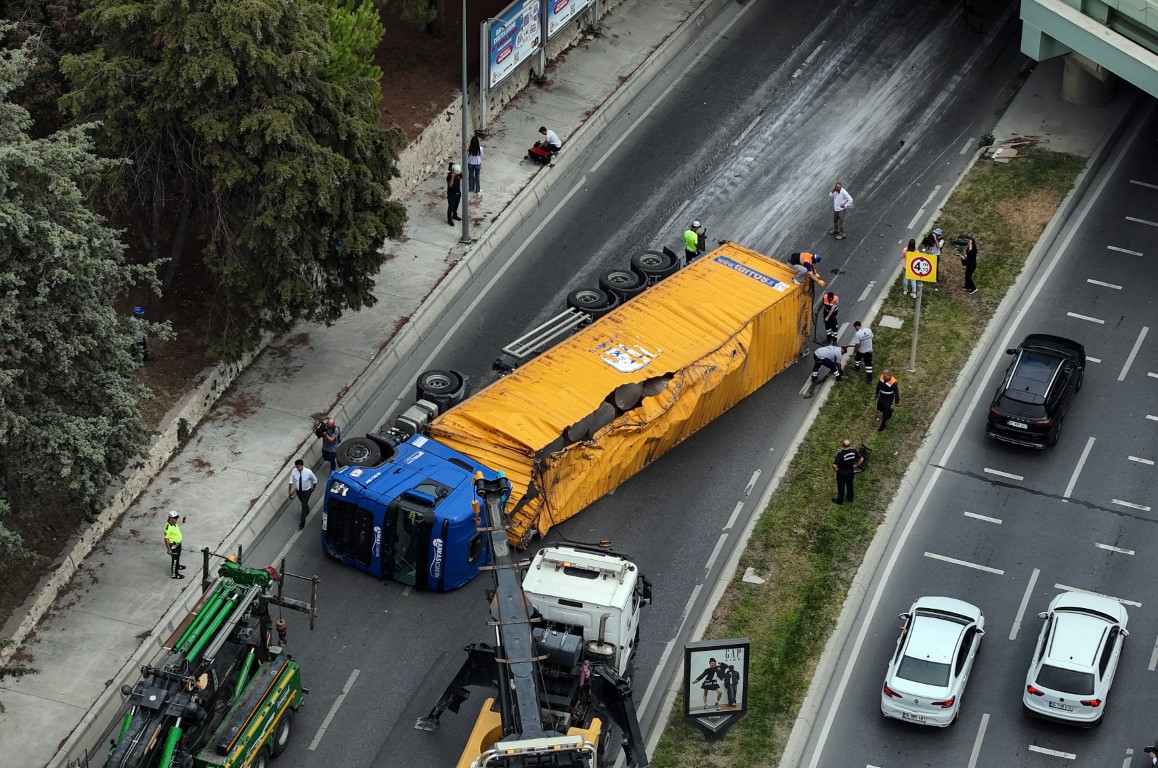 Bakırköy’de alt geçide çarpan tır İETT otobüsünün üzerine devrildi 8 yaralı