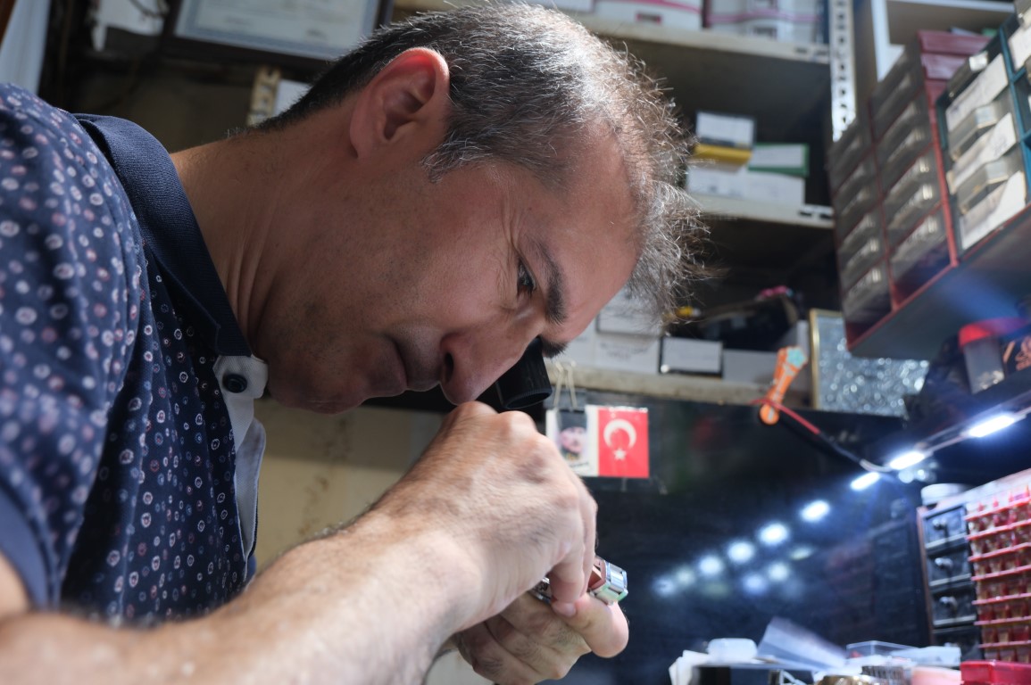 İnternette öğrendiği saat tamiri için sağlık teknikerliğini bıraktı
