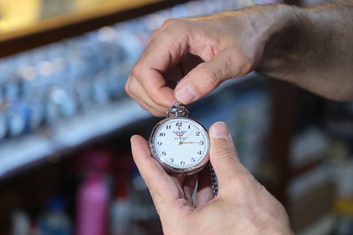 İnternette öğrendiği saat tamiri için sağlık teknikerliğini bıraktı