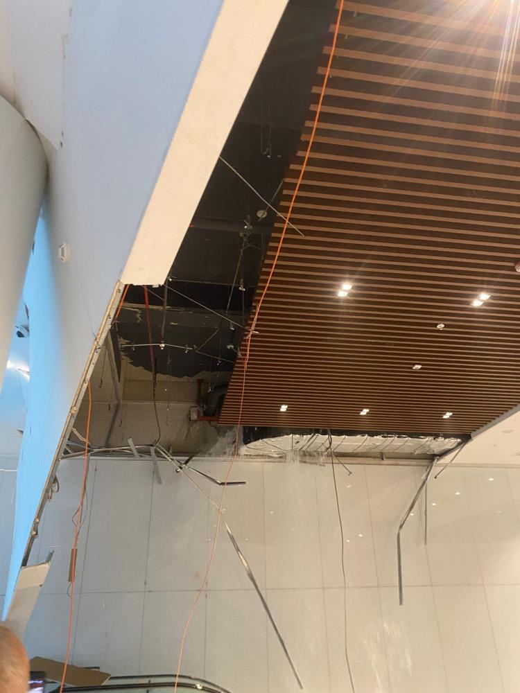 Sağanak yağmur sonrası Finans Merkezinde AVM tavanı çöktü