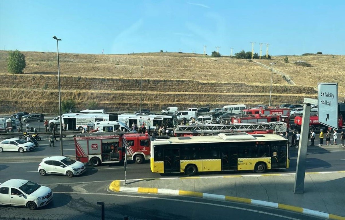 İstanbul'da iki metrobüs yol bakım çalışması nedeniyle çarpıştı: 1 ölü, 38 yaralı