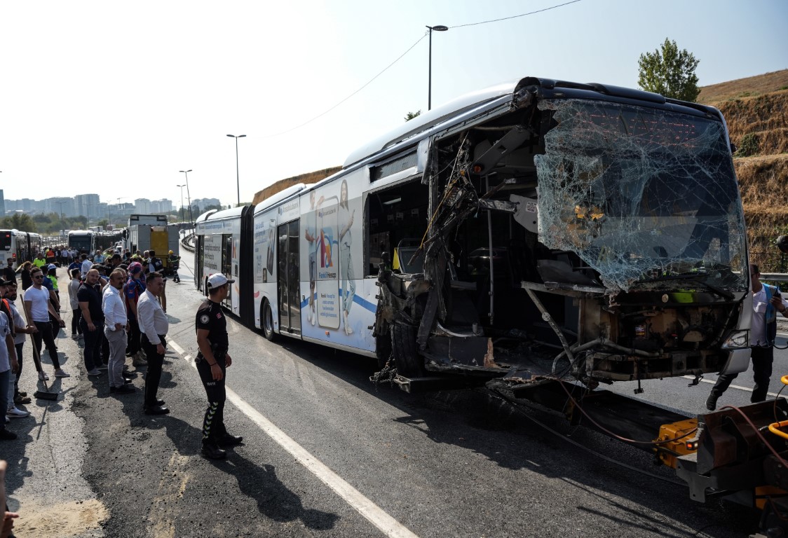 İstanbul'da iki metrobüs yol bakım çalışması nedeniyle çarpıştı: 1 ölü, 50 yaralı