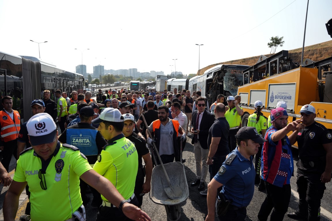 İstanbul'da iki metrobüs yol bakım çalışması nedeniyle çarpıştı: 1 ölü, 38 yaralı