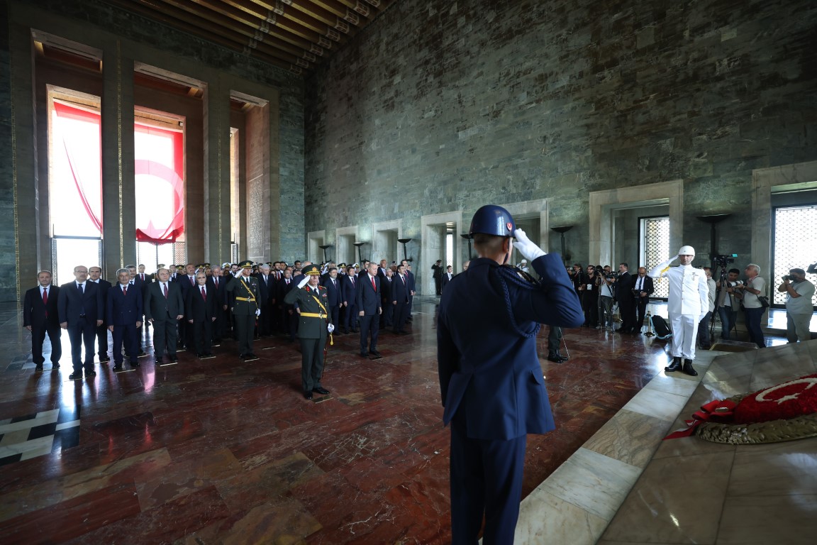 Cumhurbaşkanı Erdoğan, 30 Ağustos dolayısıyla Anıtkabir’i ziyaret etti