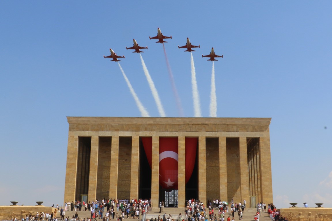 Türk Yıldızları’ndan 30 Ağustos’a özel Anıtkabir saygı uçuşu