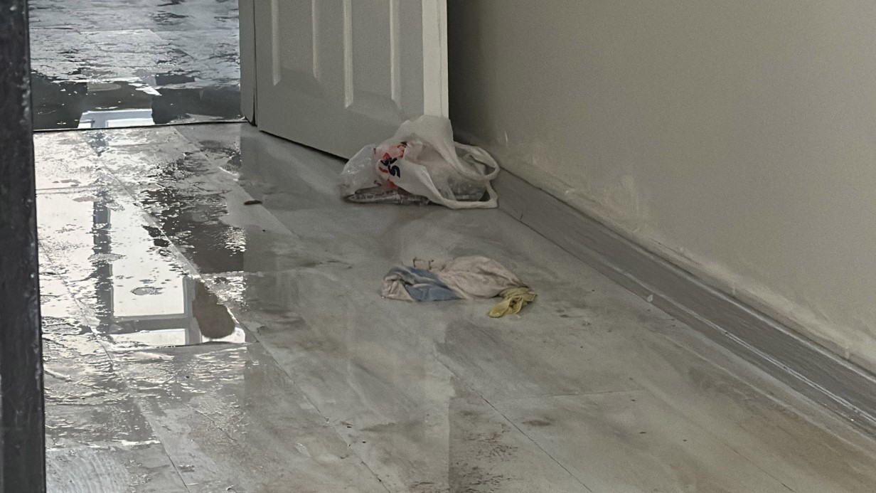 Arnavutköy’de kanalizasyon taşınca yaşlı çiftin evini lağım suyu bastı