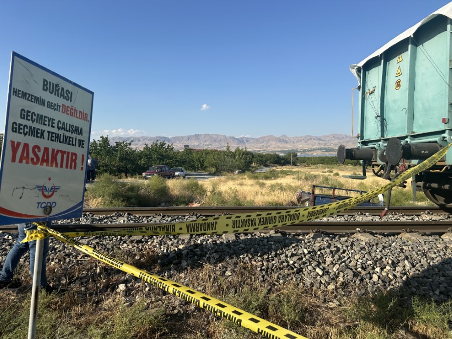 Yük treni çapa motoruna çarptı, anne ve 2 çocuğu hayatını kaybetti