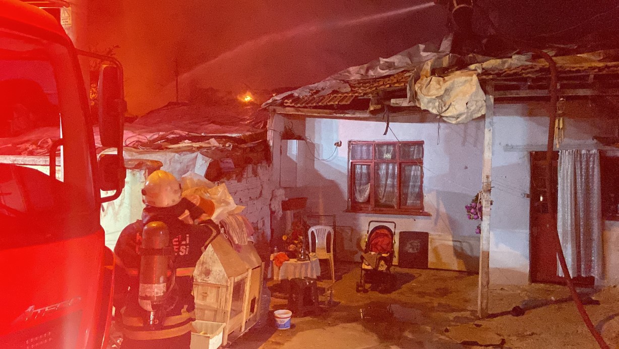 Gebze’de korkutan yangın: 3 ev alevlere teslim oldu