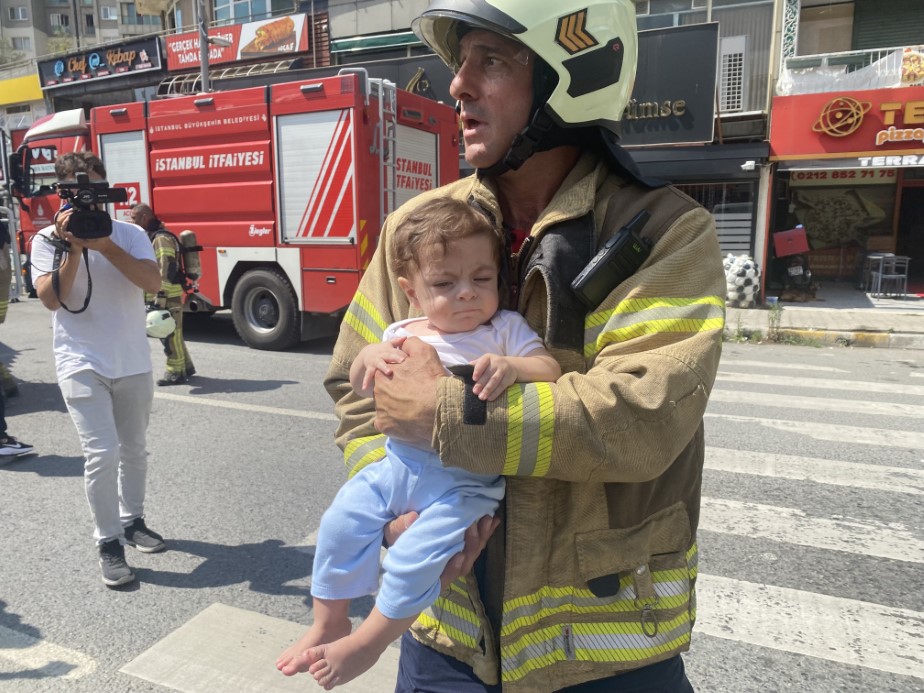 Esenyurt'ta yangında can pazarı: Camlarda kurtarılmayı beklediler