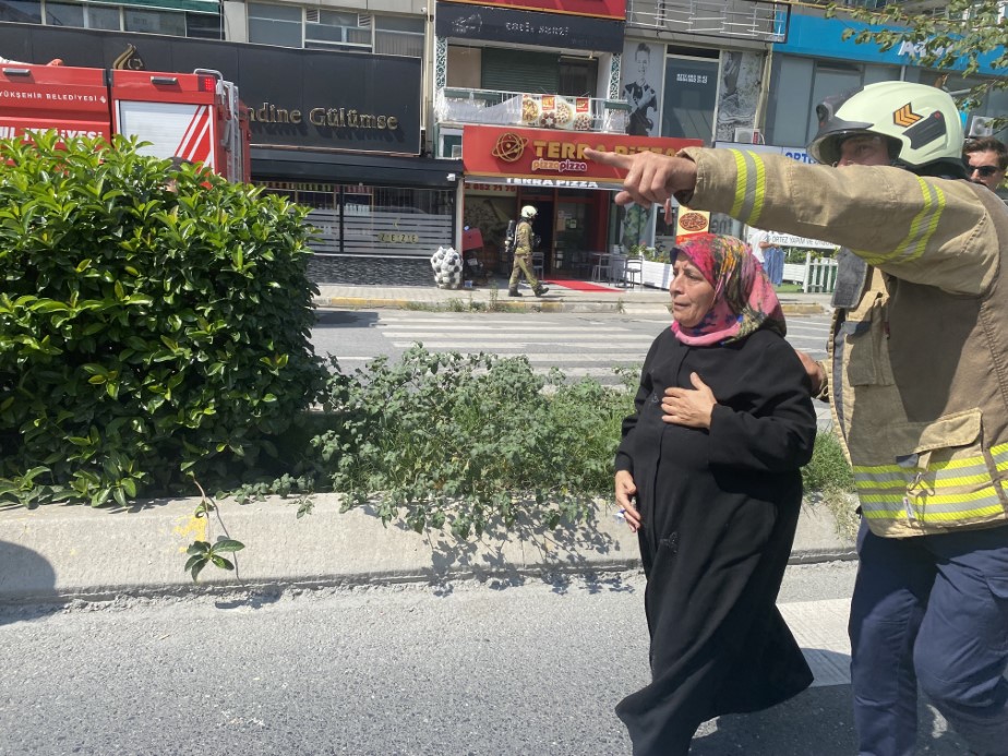 Esenyurt'ta yangında can pazarı: Camlarda kurtarılmayı beklediler