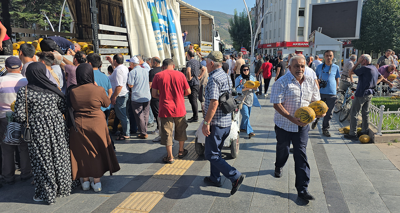 Geçen hafta 43 ton ücretsiz karpuz dağıtılan Tokat’ta bu sefer 25 ton kavun dağıtıldı