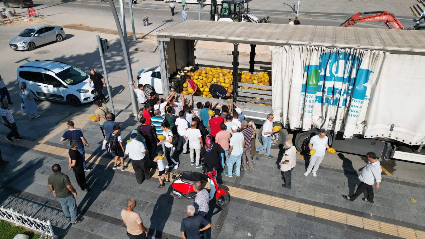 Geçen hafta 43 ton ücretsiz karpuz dağıtılan Tokat’ta bu sefer 25 ton kavun dağıtıldı