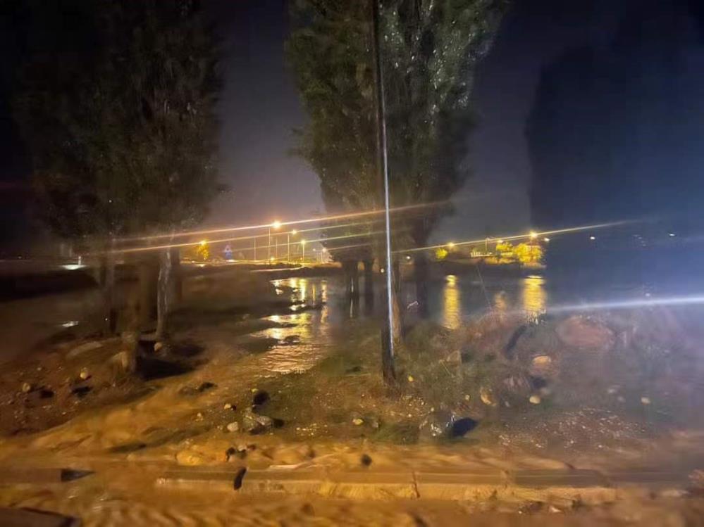 Çorum’da etkili olan sağanak yağış ve rüzgar hayatı felç etti