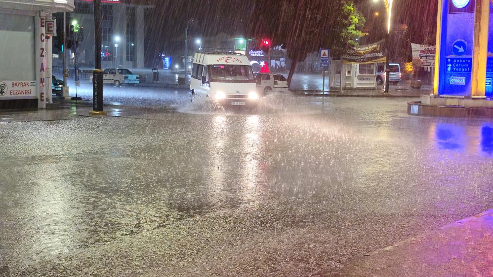 Çorum’da etkili olan sağanak yağış ve rüzgar hayatı felç etti