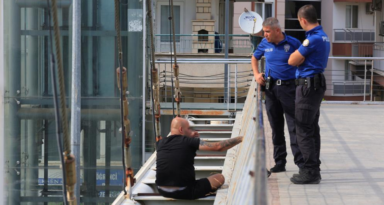 Üst geçide çıkan alkollü şahıs polisi alarma geçirirken, keyfinden ödün vermedi