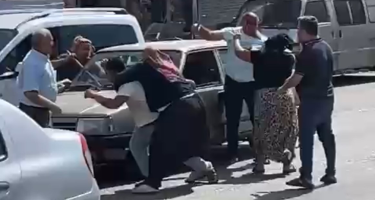 ‘Yol verme’ kavgasında kadınları sopayla dövdü