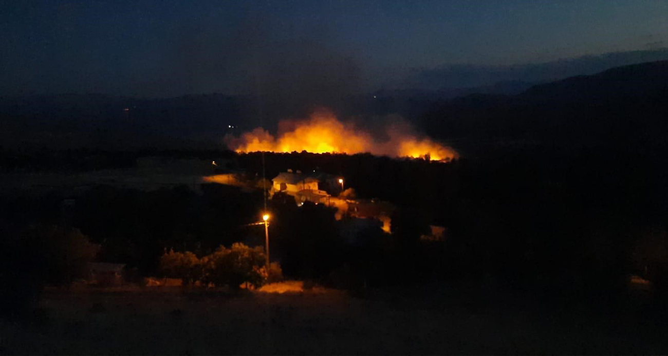 Altıntaş köyünde çıkan örtü yangını Anagold çalışanlarının da müdahalesiyle söndürüldü