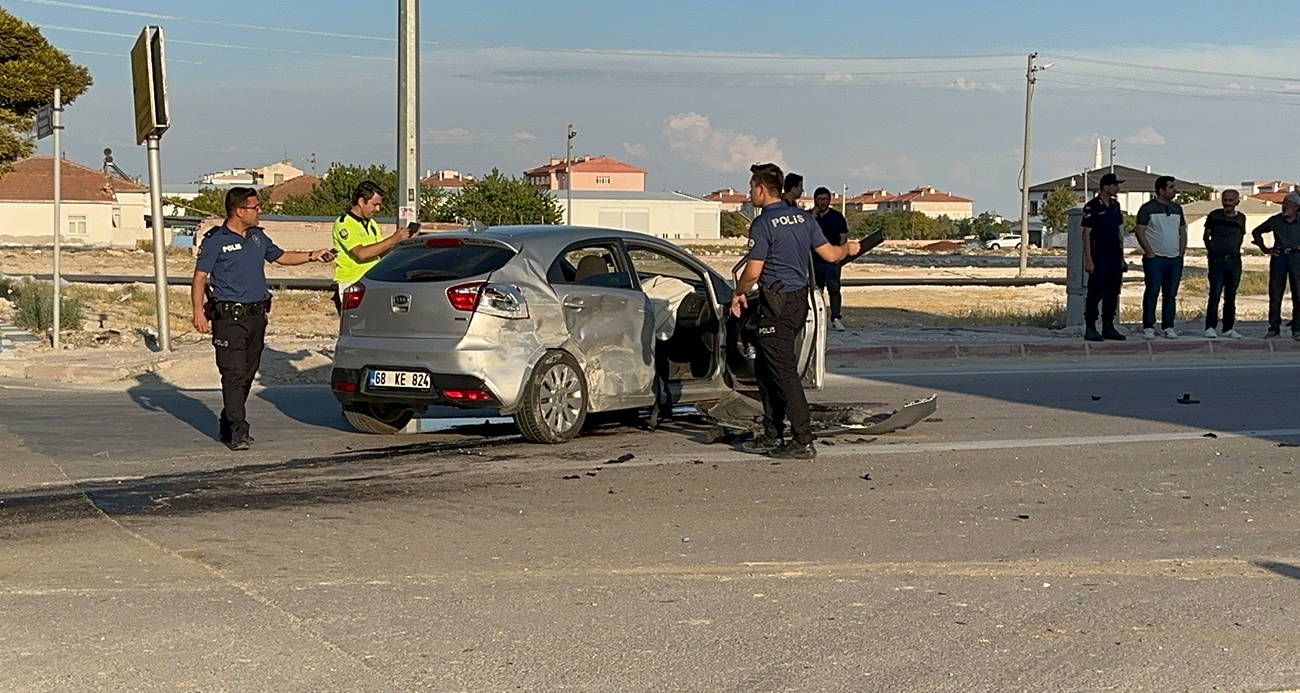 Tarım işçilerini taşıyan minibüsle otomobil çarpıştı: 15 yaralı