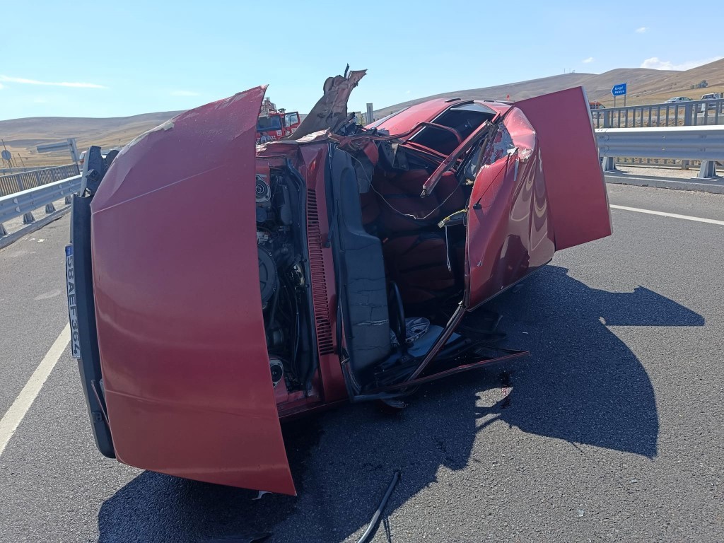 Fiat Tofaş marka otomobil kağıt gibi buruştu: 9 yaralı