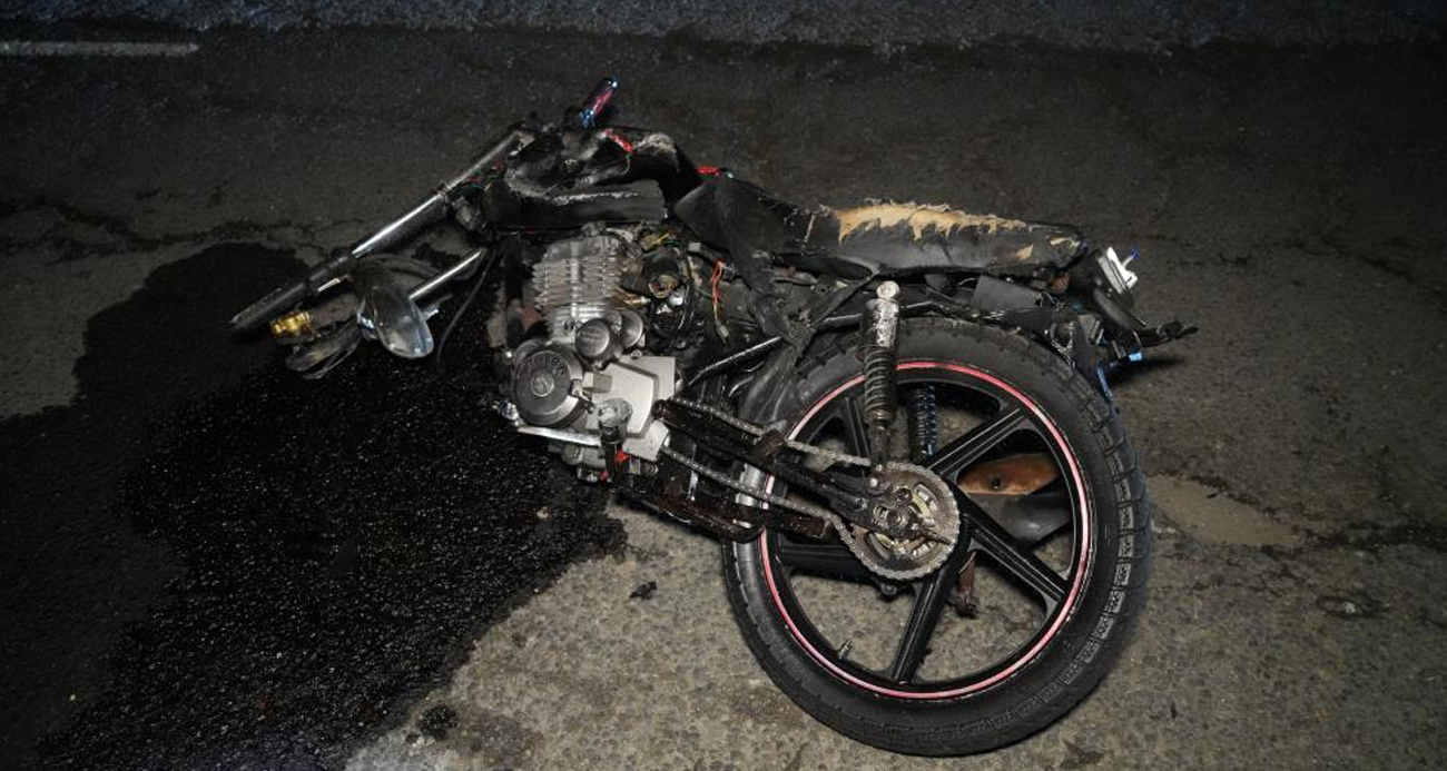 Devrilen motosikletin sürücüsü tek ayakkabıyla kaçtı, otomobildeki 2 kişi yaralandı