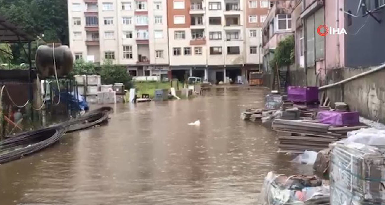 Rize’de sağanak yağış sele dönüştü: Cadde ve sokaklar göle döndü