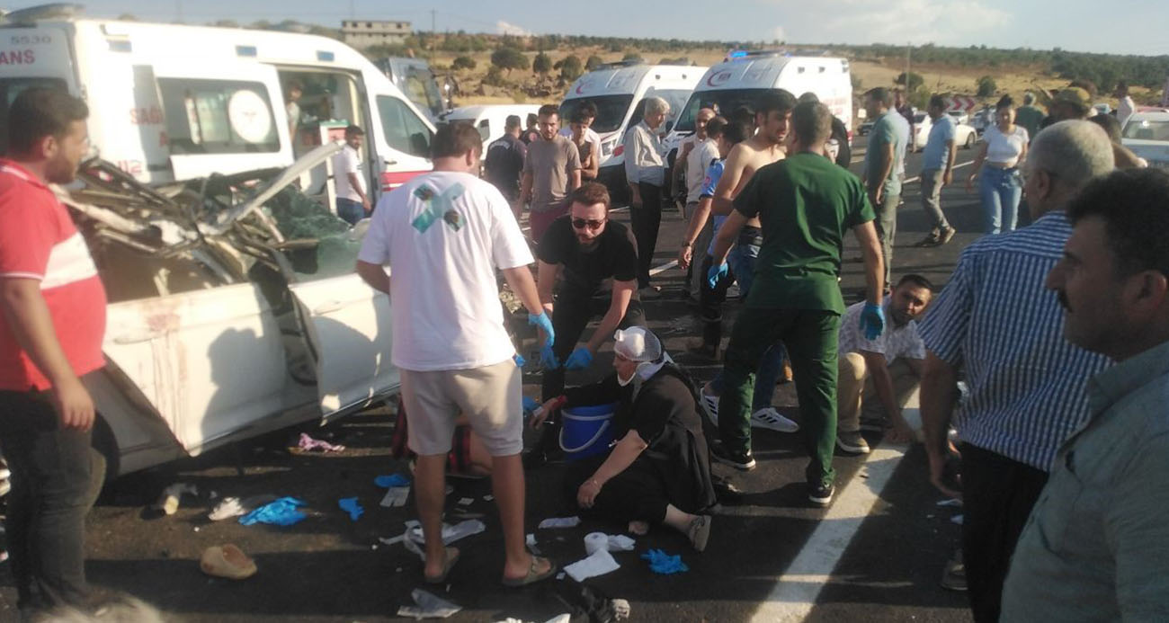 Kamyona çarpan otomobil hurdaya döndü: 1 ölü, 7 yaralı