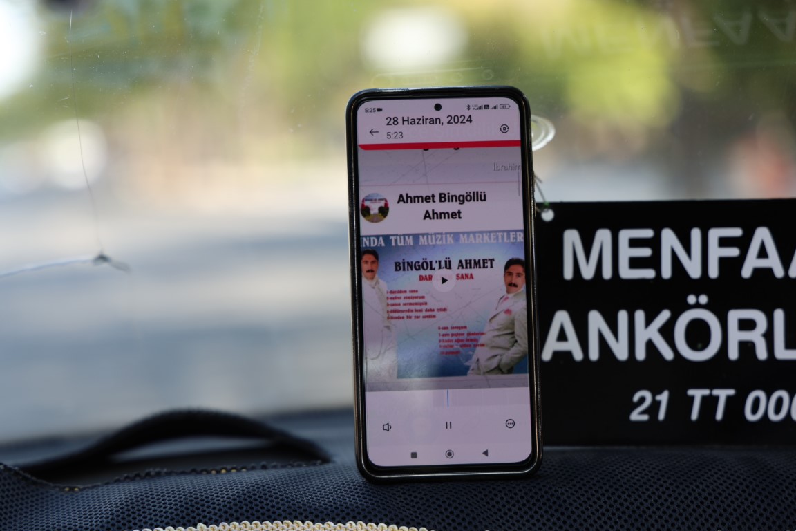 Diyarbakır’da bu taksiye binen yolcular, şoförün seslendirdiği şarkılar ile yolculuk yapıyor