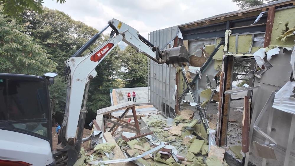 Vaniköy’de kaçak yapıların yıkımı havadan görüntülendi