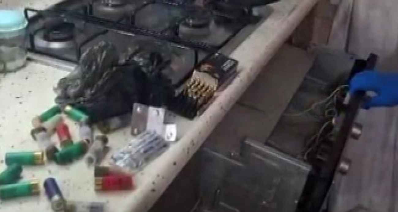 Ankastre fırının içerisinden ruhsatsız silahlar çıktı