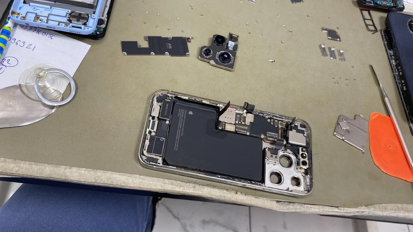 372 gün su altında kalan telefonu buldu, tamir edip sahibine teslim etti